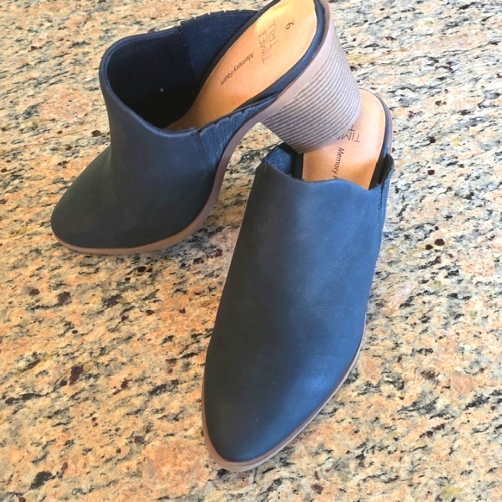 Womens heeled slides sz 9